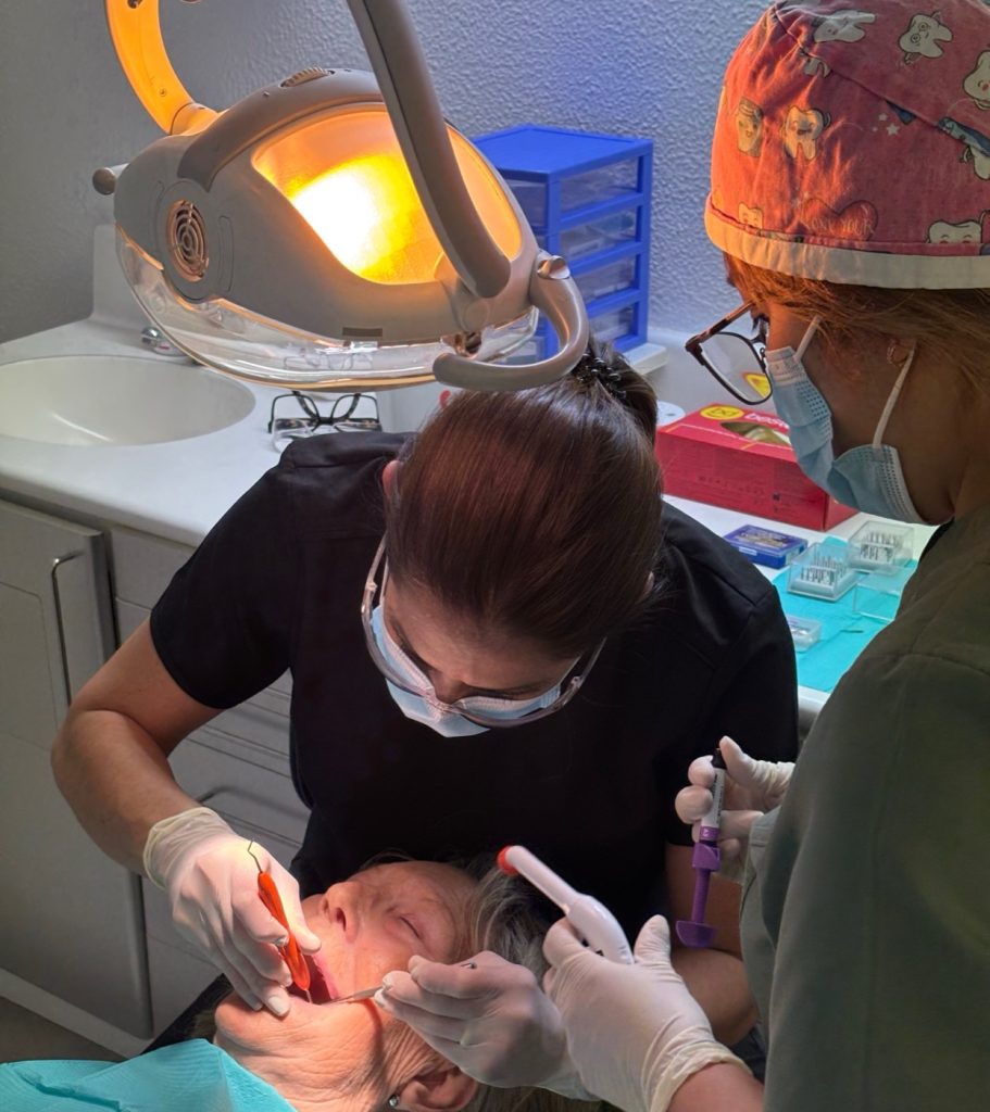 Equipo de ML Clínica Dental durante un tratamiento en Badalona