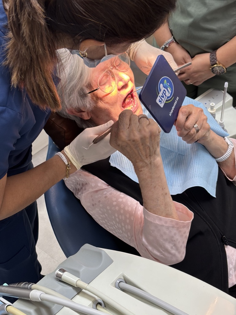 Revisión dental a una paciente en ML Clínica Dental, Badalona