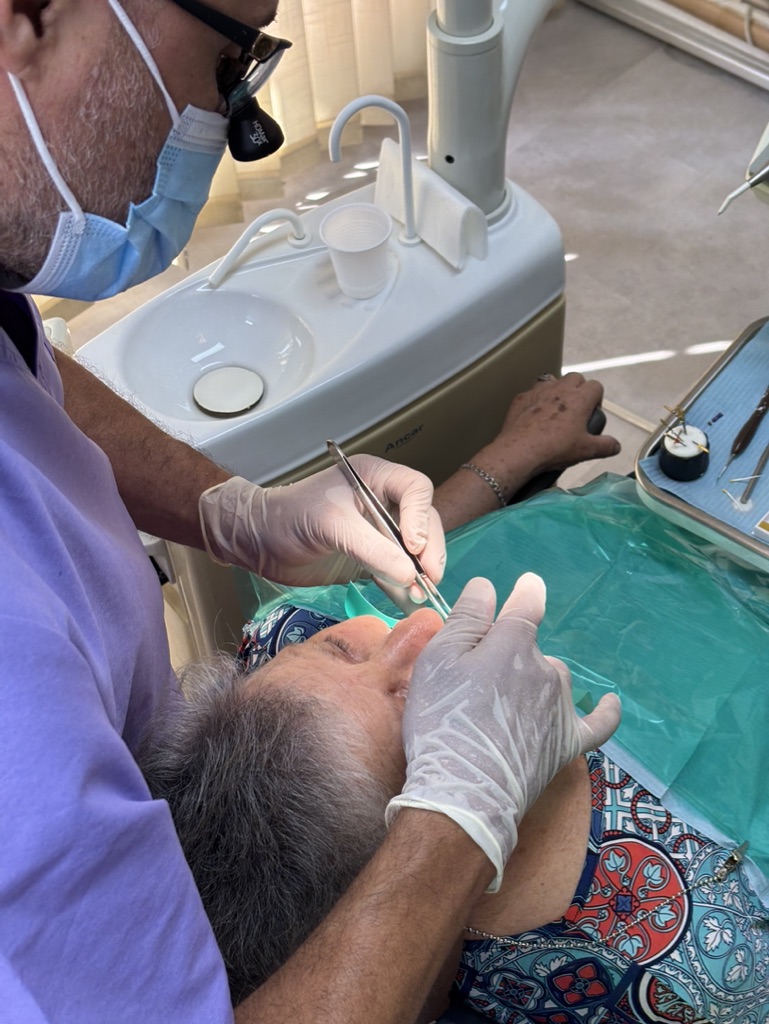 Revisión dental de una paciente en ML Clínica Dental Badalona