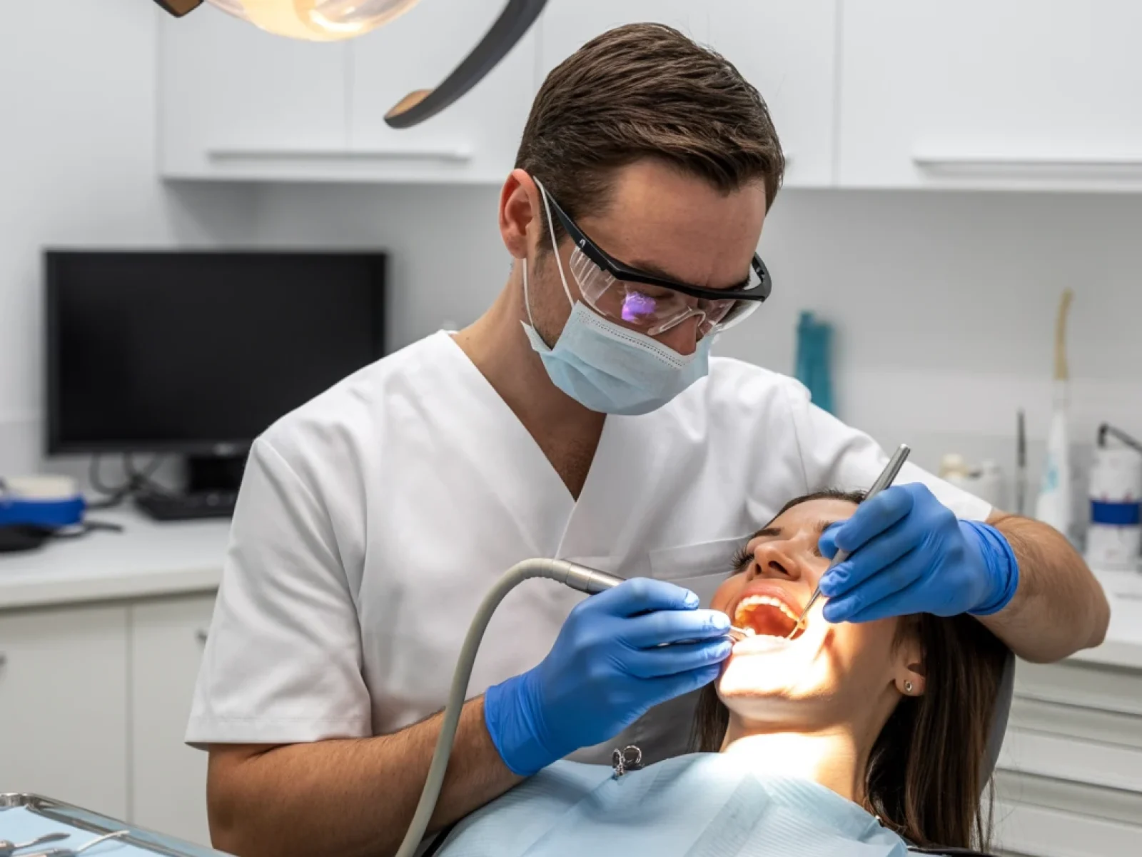 Especialista atendiendo